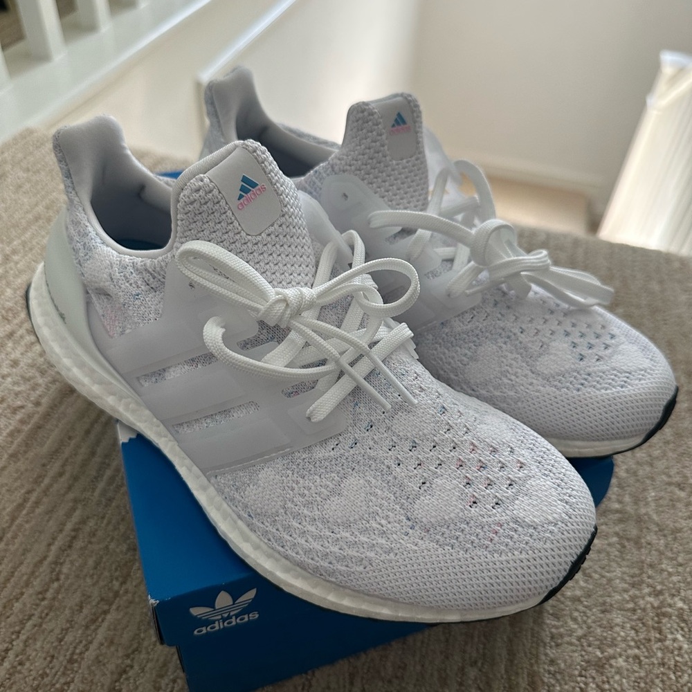 Adidas Ultraboost w/knit heart print, size 8, NEW without box